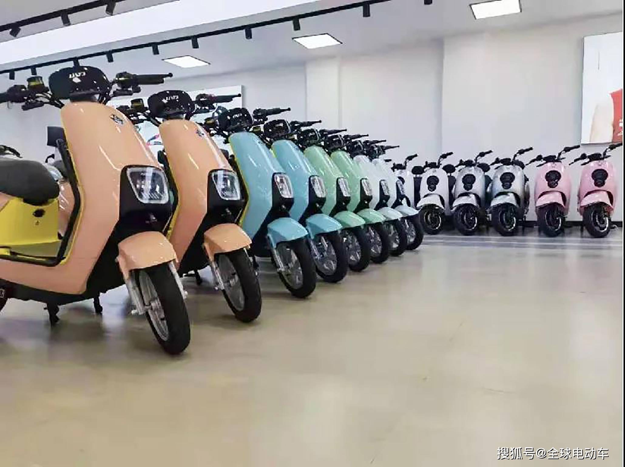 新國(guó)標(biāo)電動(dòng)車不用考駕照,為什么還不好賣?這四個(gè)原因告訴你_汽車_